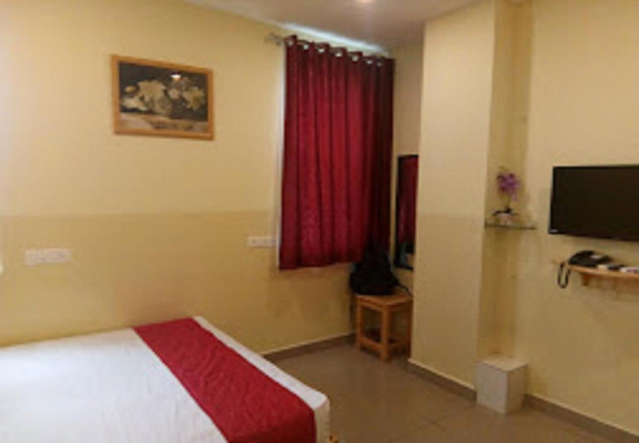 Chaplin Hotel Pondicherry Exterior foto