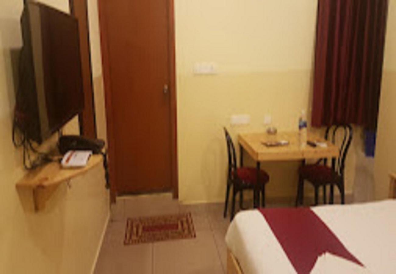 Chaplin Hotel Pondicherry Exterior foto